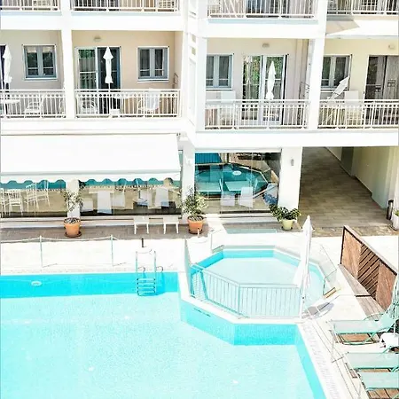 Aggelos & Deluxe 公寓式酒店 4*