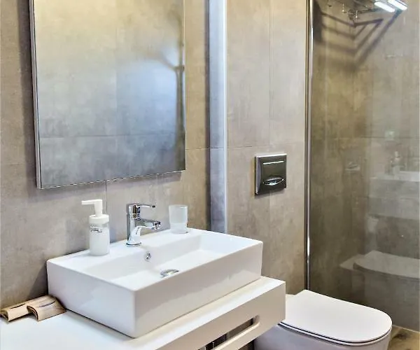 Aggelos & Deluxe Nydri (Lefkada)